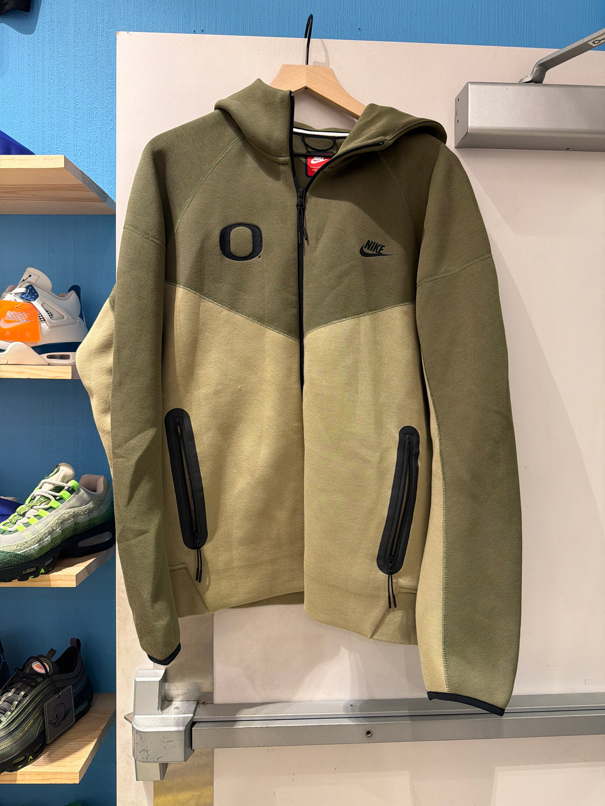 Rare Oregon Team Issued Nike Tech (Large)