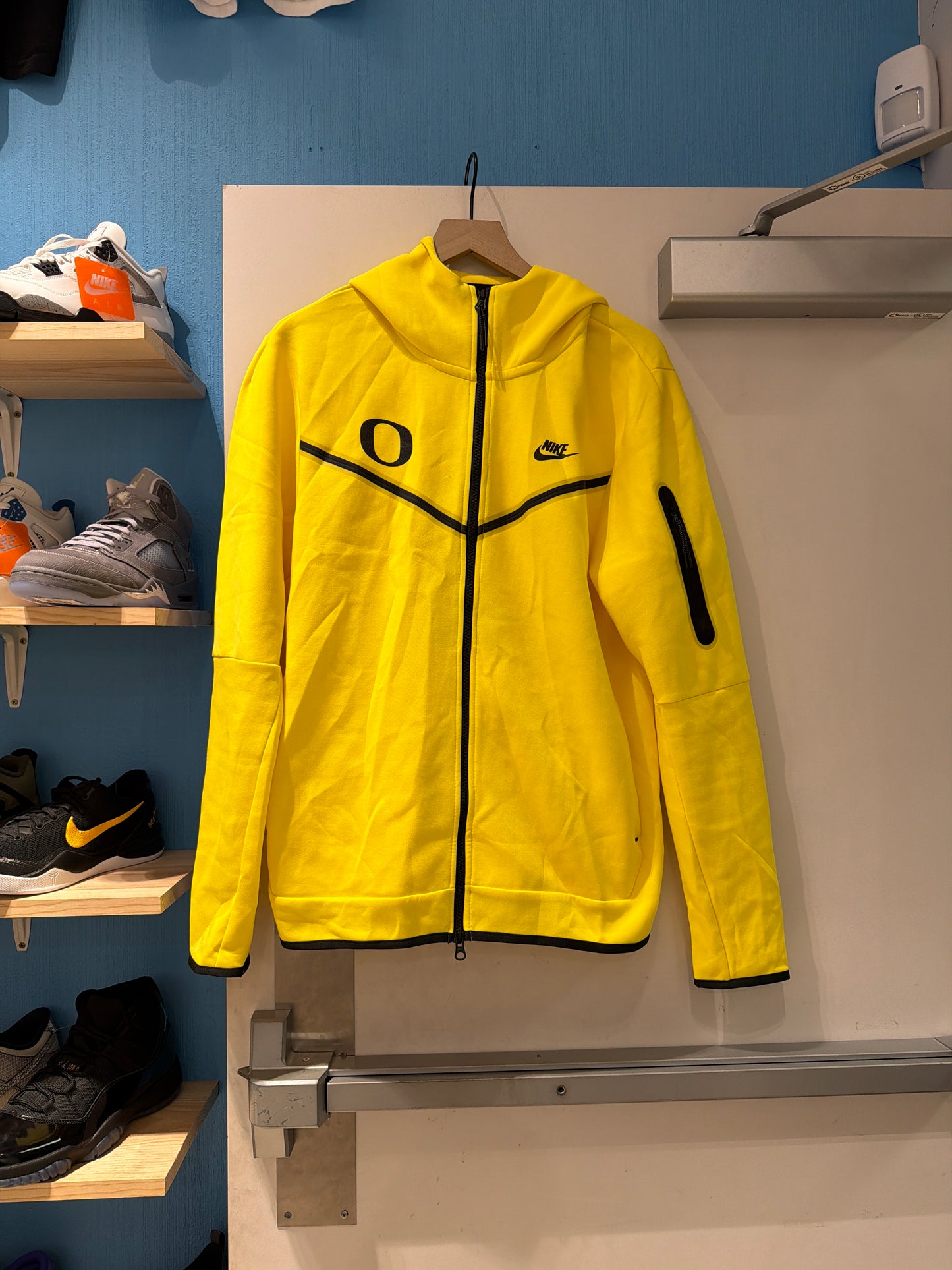 Oregon Team Issued Nike Tech (L)