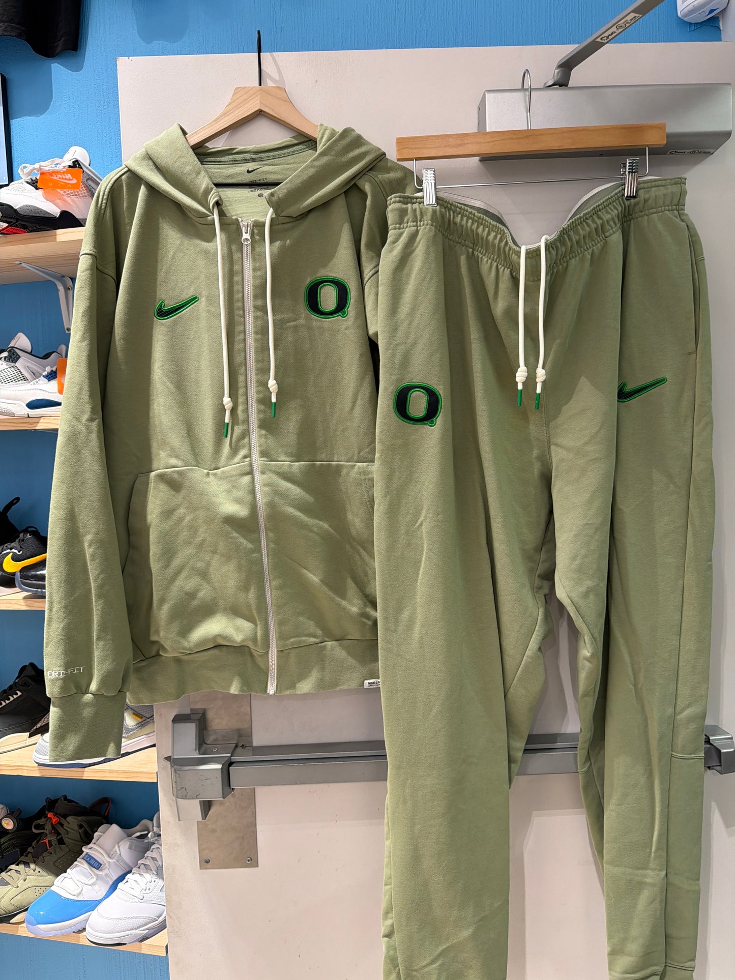 Oregon Team Issued Travel Set Like New (2XL