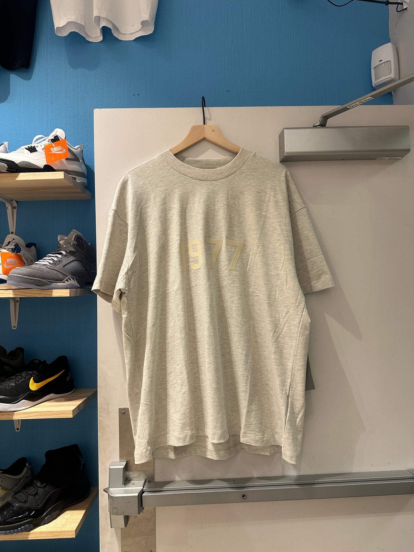 Light Oat 1977 Essential Tee