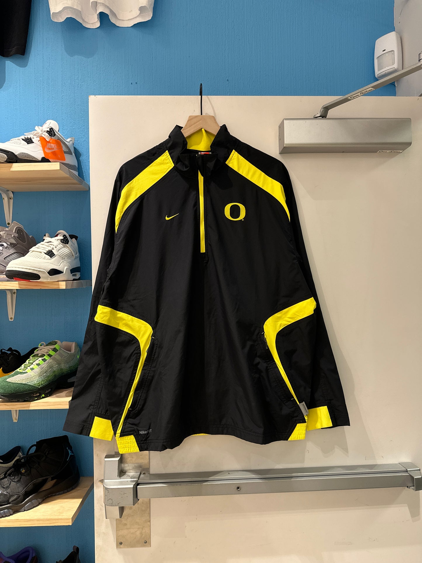 Black Oregon Quarter zip windbreaker (L)