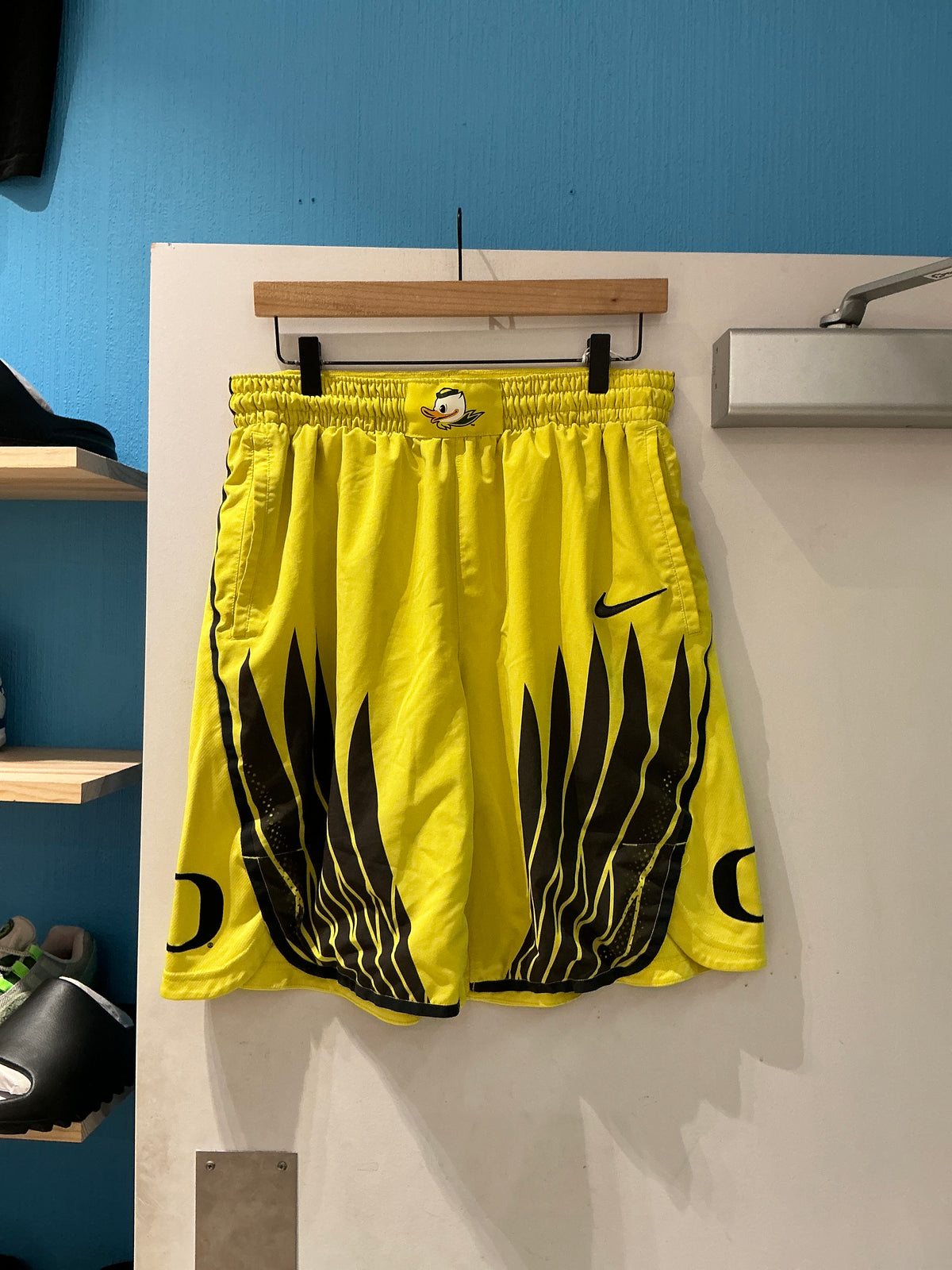 Oregon Ducks Team Issued Shorts (XL)