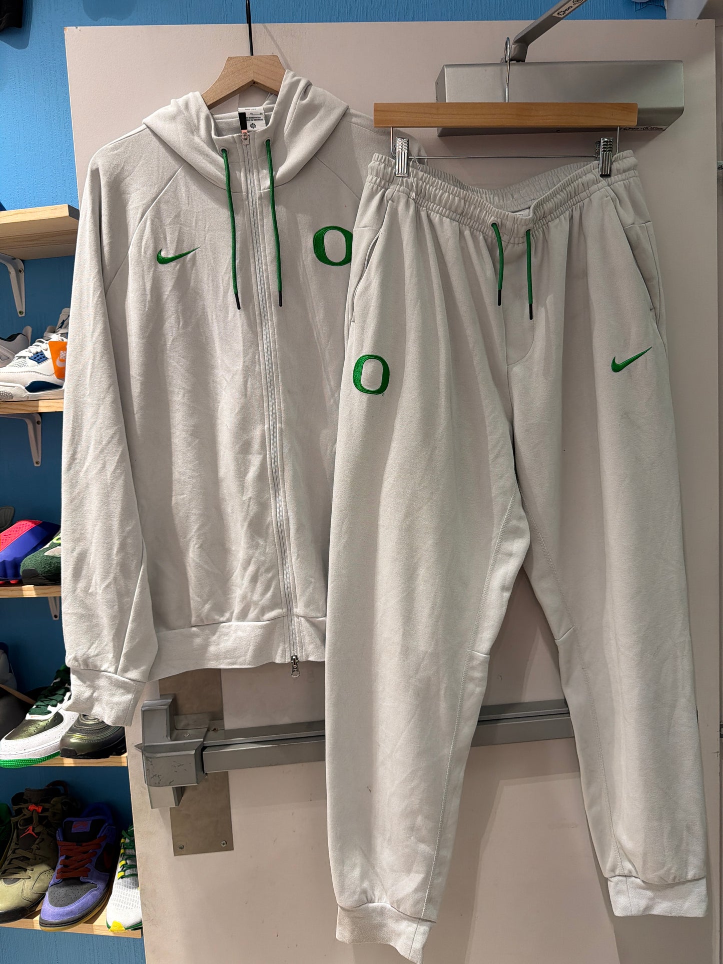 Oregon Team Issued Travel Suit (Top XL bottoms L )