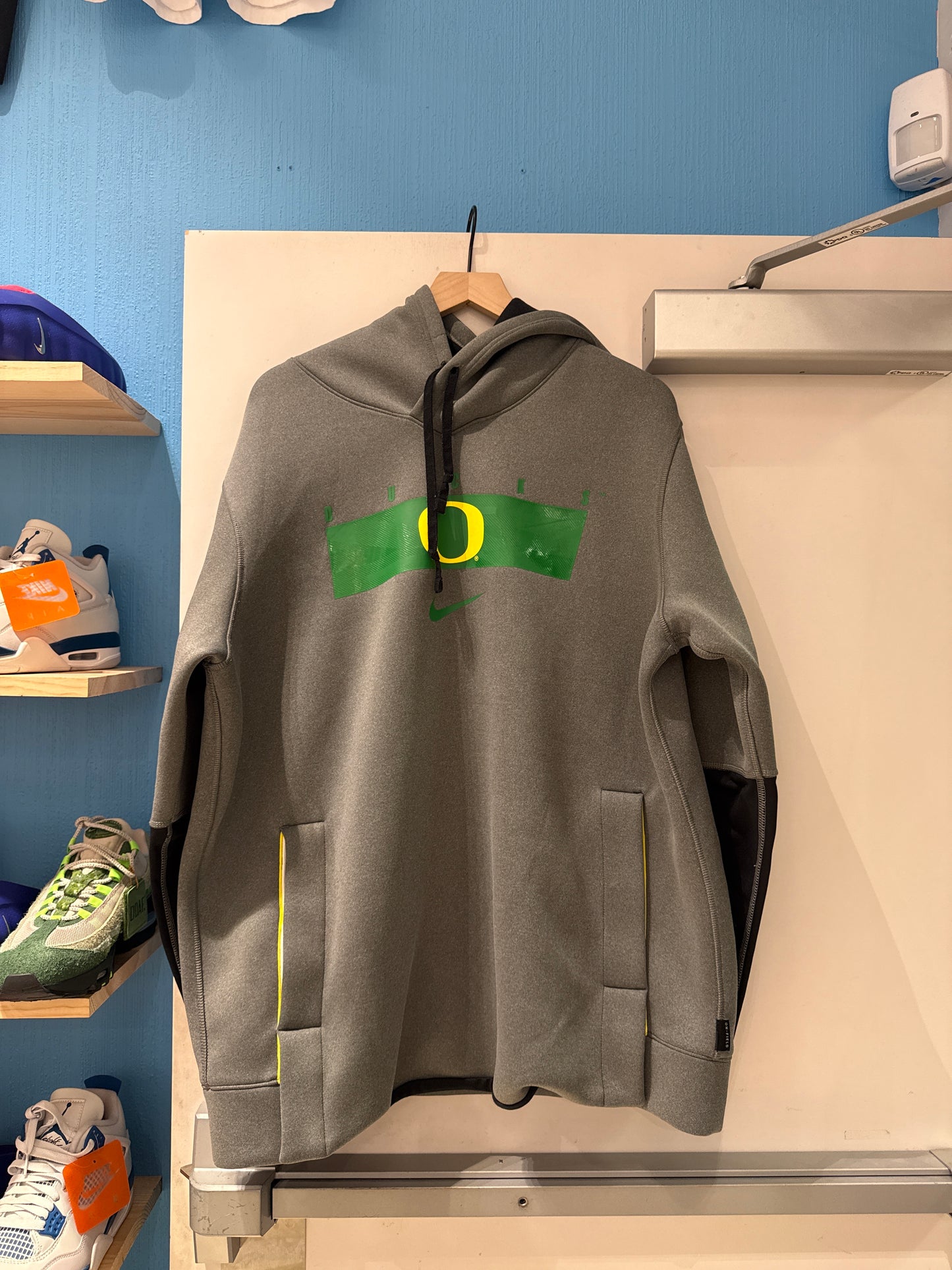 Oregon Ducks Team Issued Hoodie (XL)