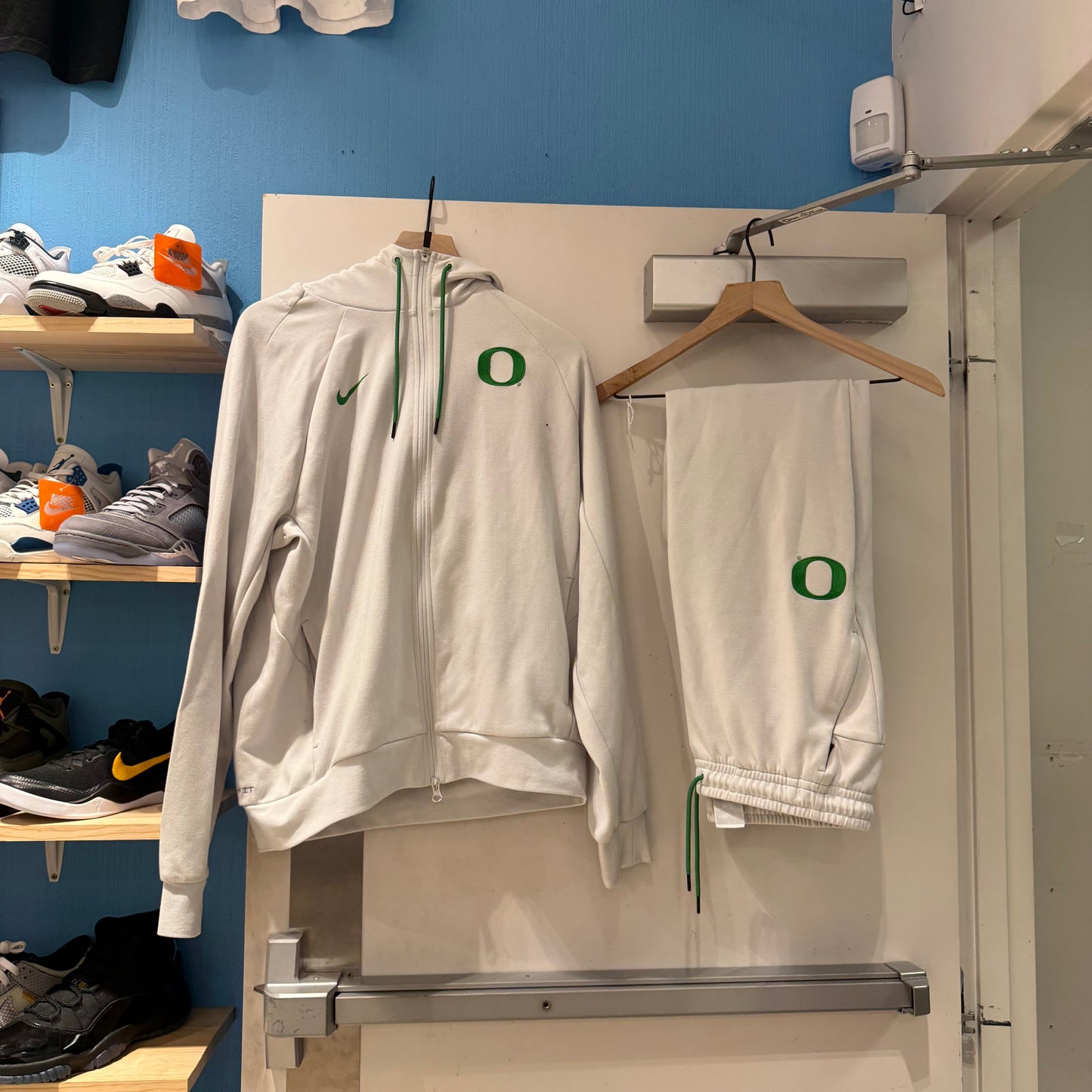 Oregon Team Issued Gray Suit (M)
