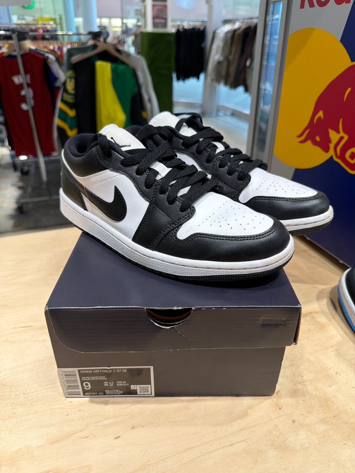 Jordan 1 Low (Women’s 9.5)