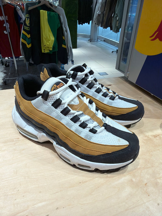 95 AirMax (Size 6)