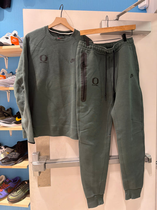 Oregon Nike Tech Team Issued Volleyball (L)