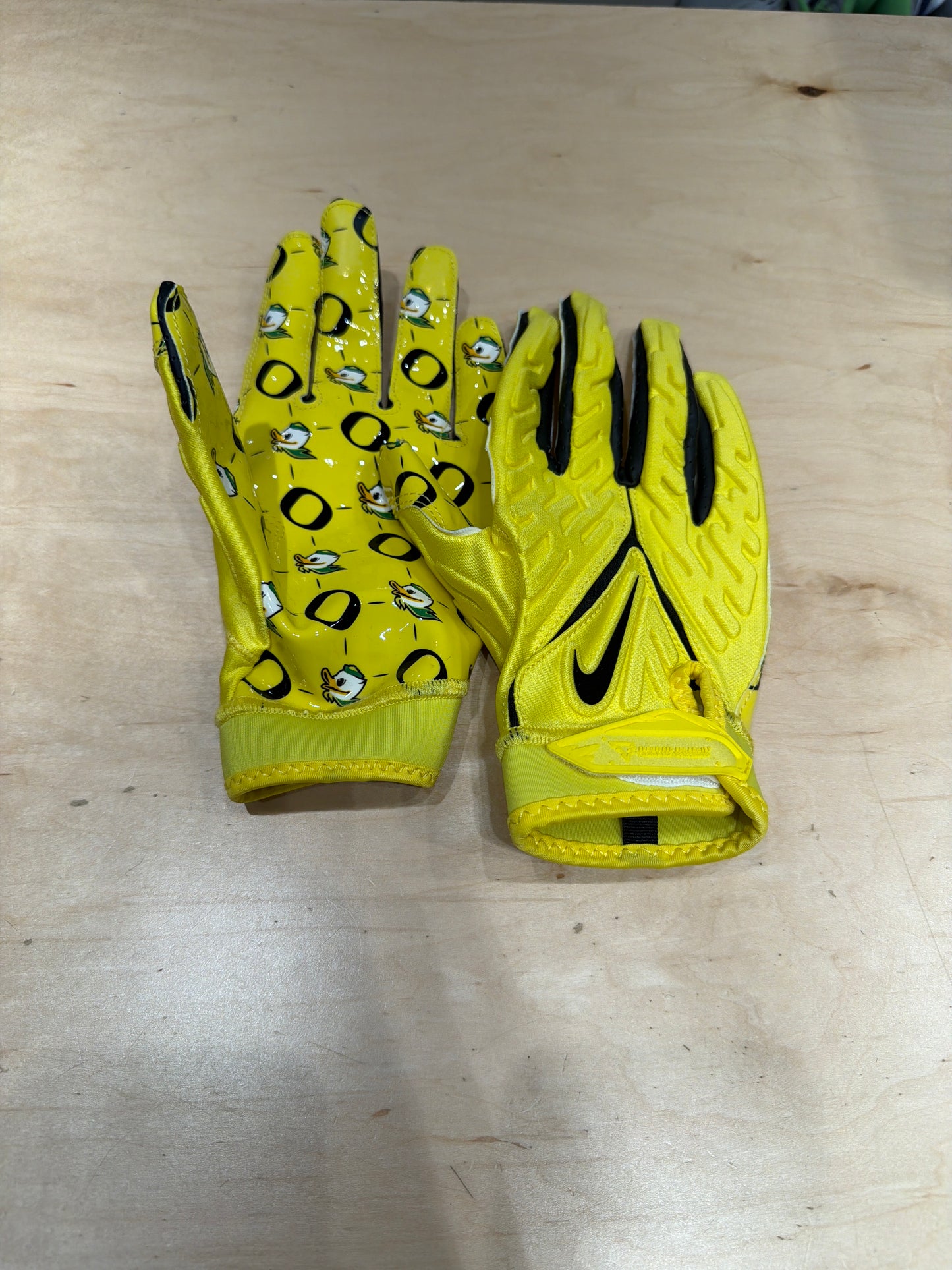 Oregon Ducks Team Issued Gloves (XL)