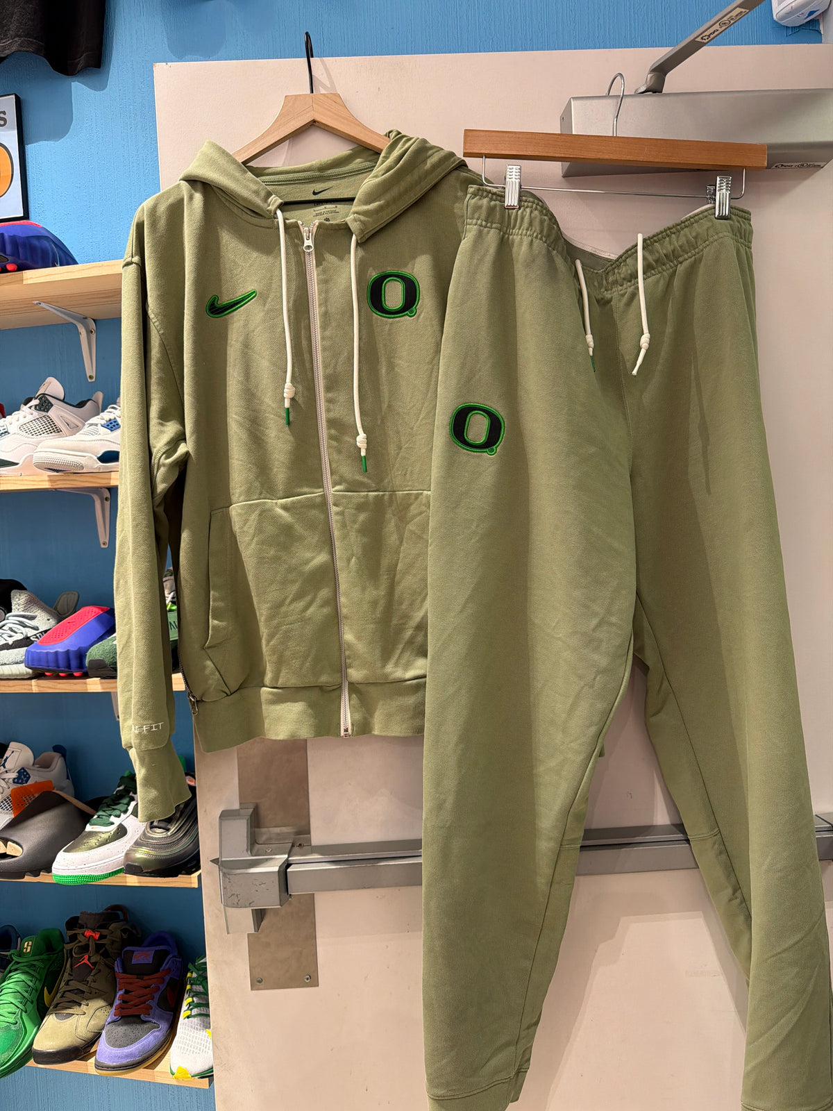 Oregon Team Issued Travel Suit (Large)