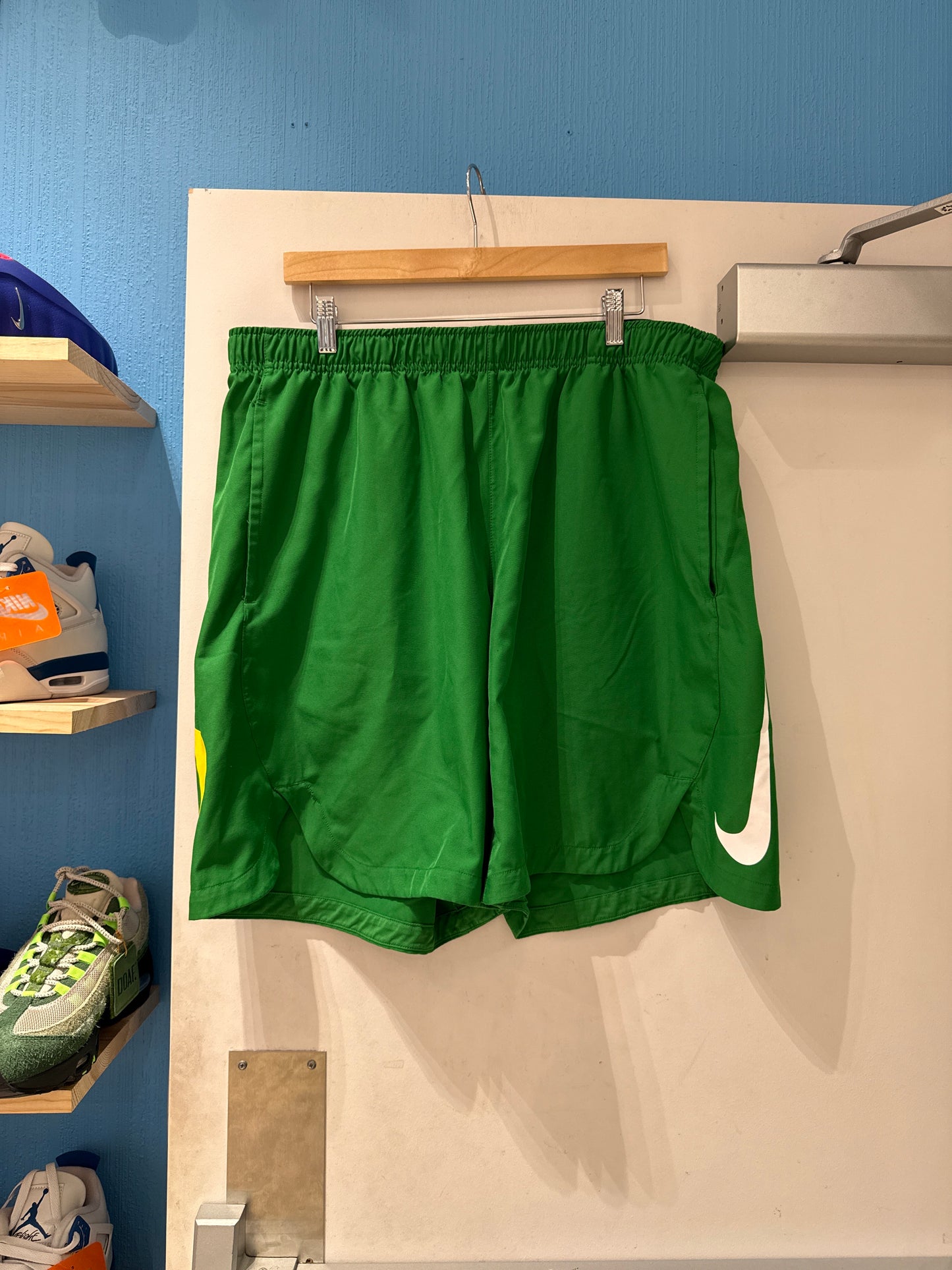 Oregon Ducks Team Issued Shorts (XXL)