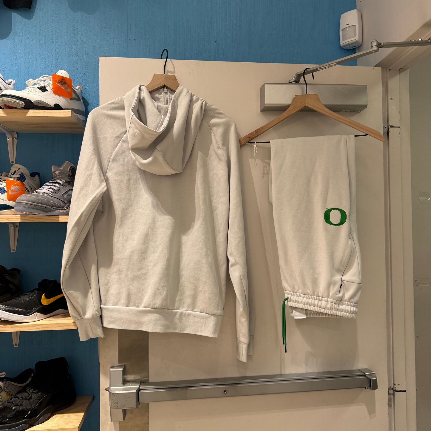 Oregon Team Issued Gray Suit (M)