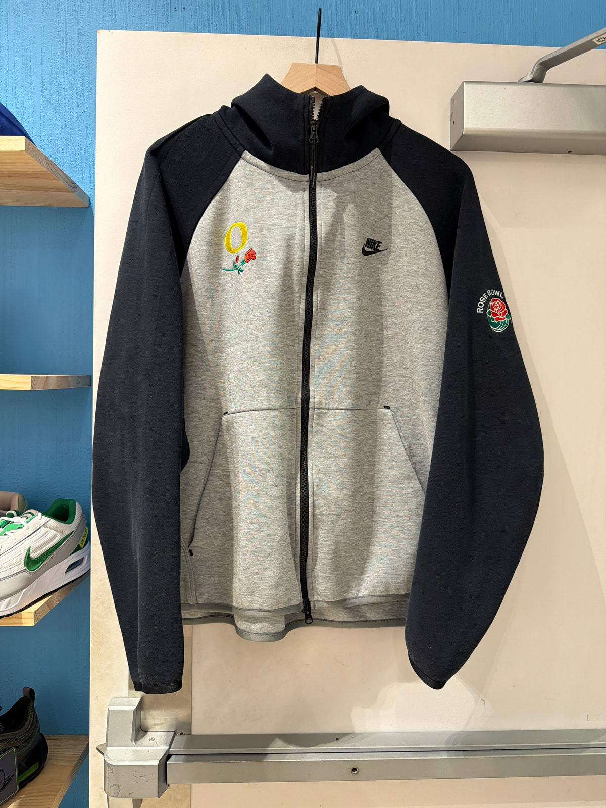 Rare Oregon Team Issued Rosebowl Nike Tech (XL)