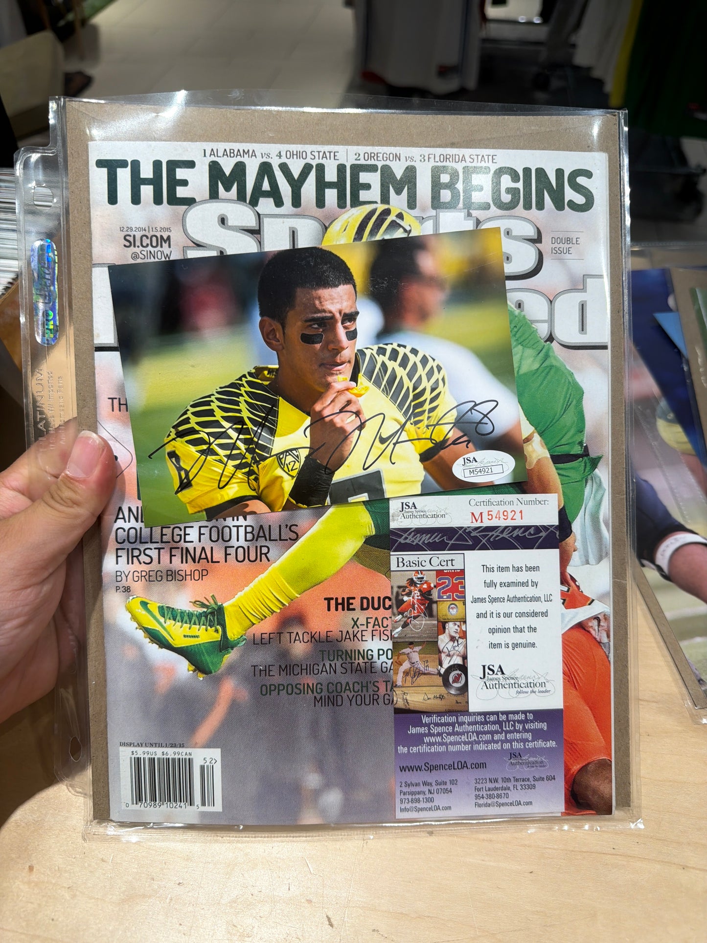 Marcus Mariota Signed Photo & Magazine