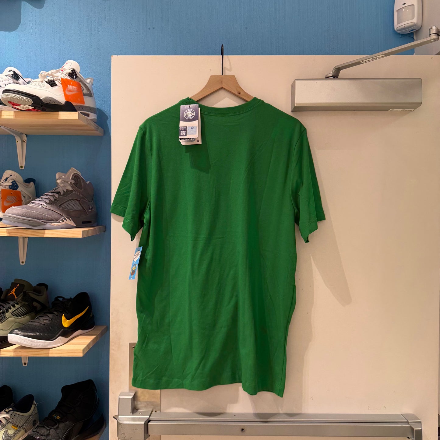 Oregon "Go Ducks" Team Issued Tee NWT (L)